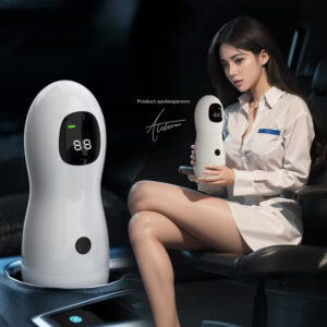 Giovane donna in auto con gadget moderni, che fonde stile e tecnologia in un ambiente elegante.