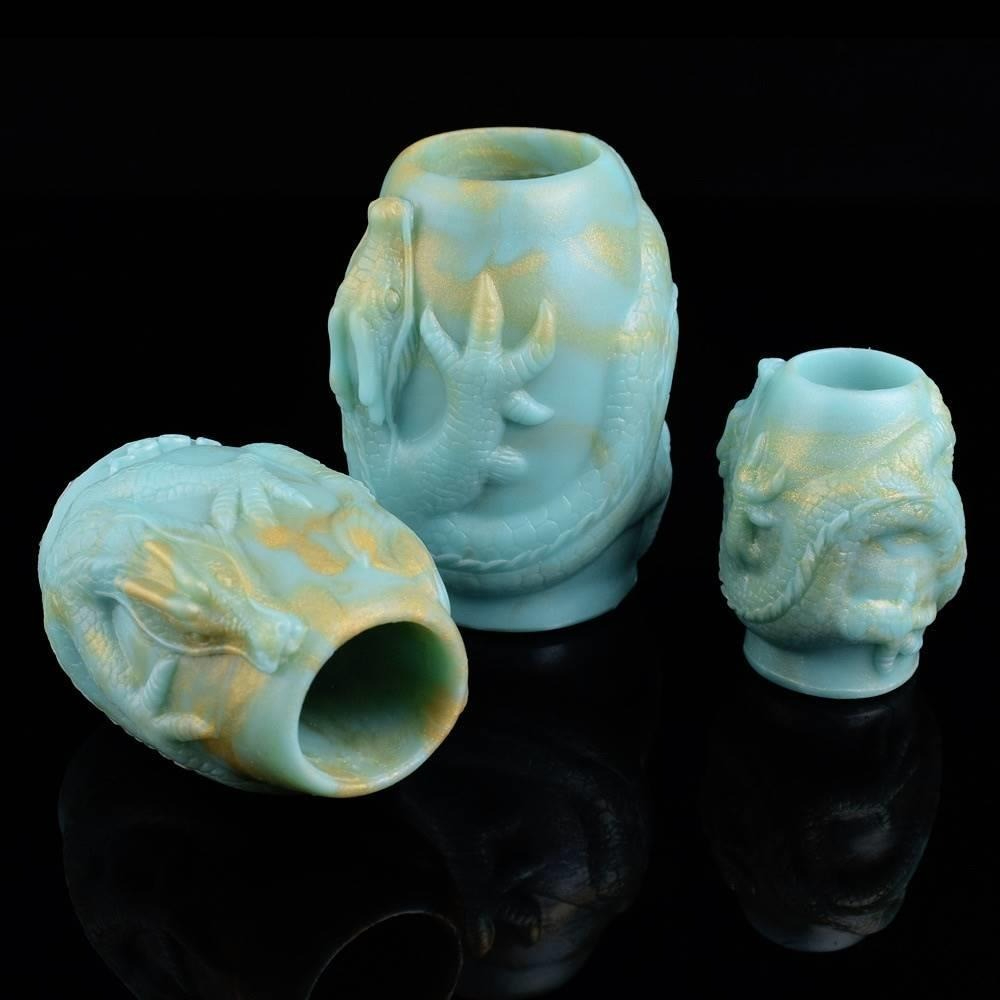 Kunstneriske aqua-blå dragevaser med gulddetaljer, perfekte til elegant boligindretning.