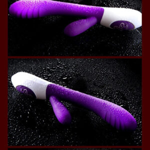 Sex toy curvo di colore viola con design ergonomico, finitura lucida e superficie strutturata per un maggiore piacere.