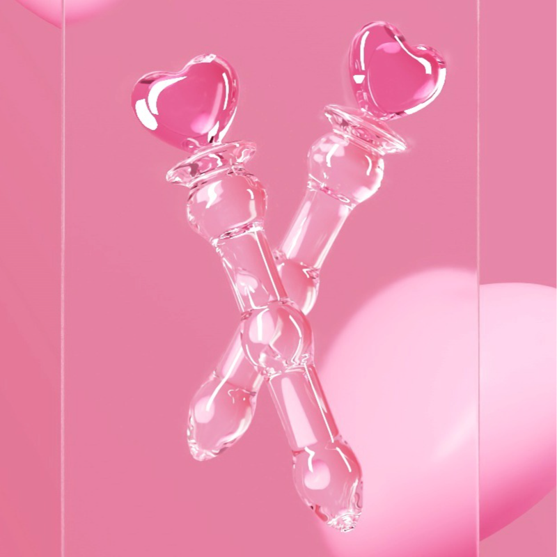 Juguetones juguetes de cristal en forma de corazón de color rosa vibrante, que simbolizan el amor y la conexión.