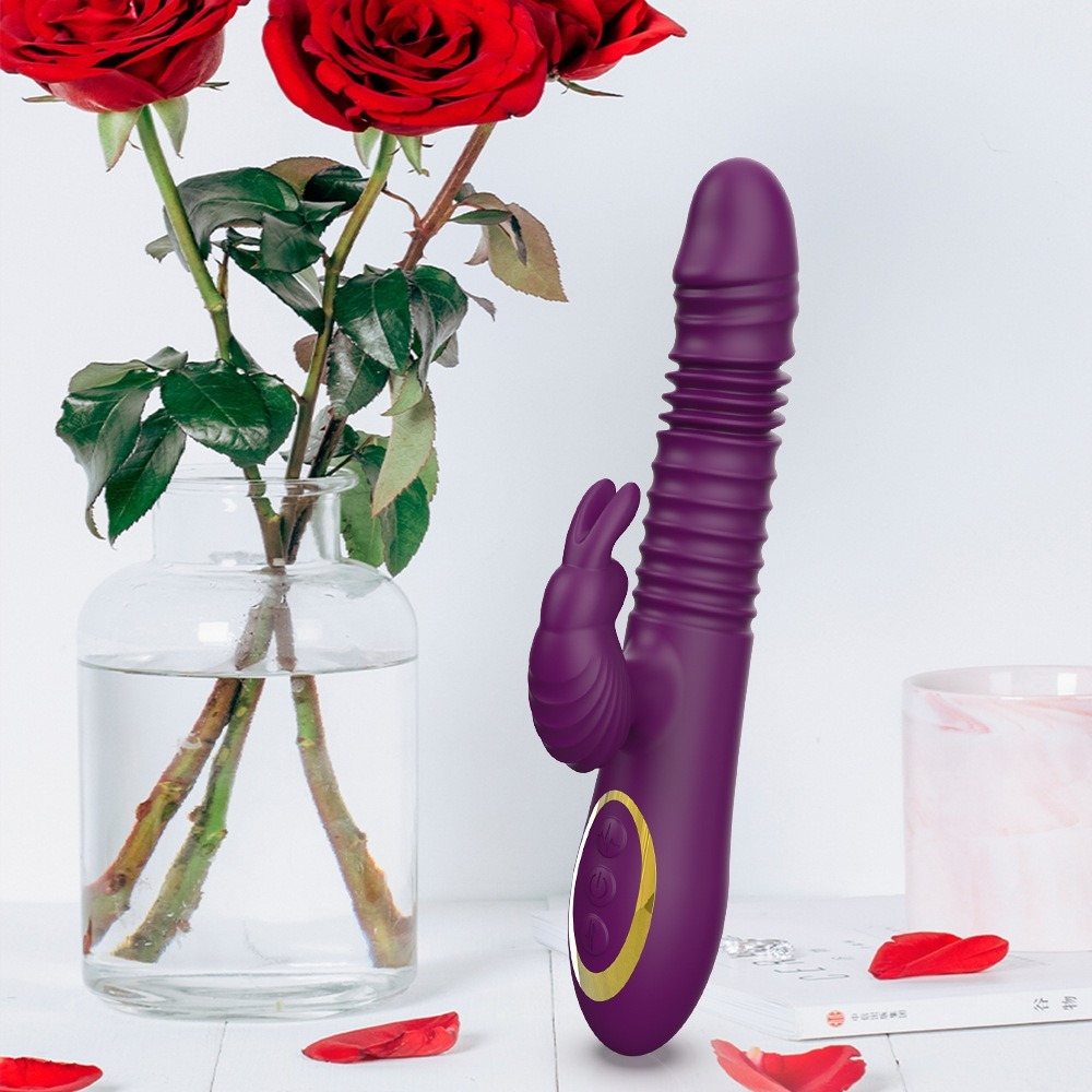 Un ramo de rosas rojas y un vibrador morado crean un ambiente romántico y sensual.