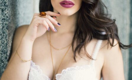 Femme élégante en dentelle : Un portrait de confiance Portrait élégant d'une femme brune portant des bijoux et des vêtements à la mode.