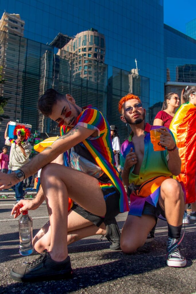 Colorida celebración en el Desfile del Orgullo en São Paulo, con participantes vestidos de arco iris.