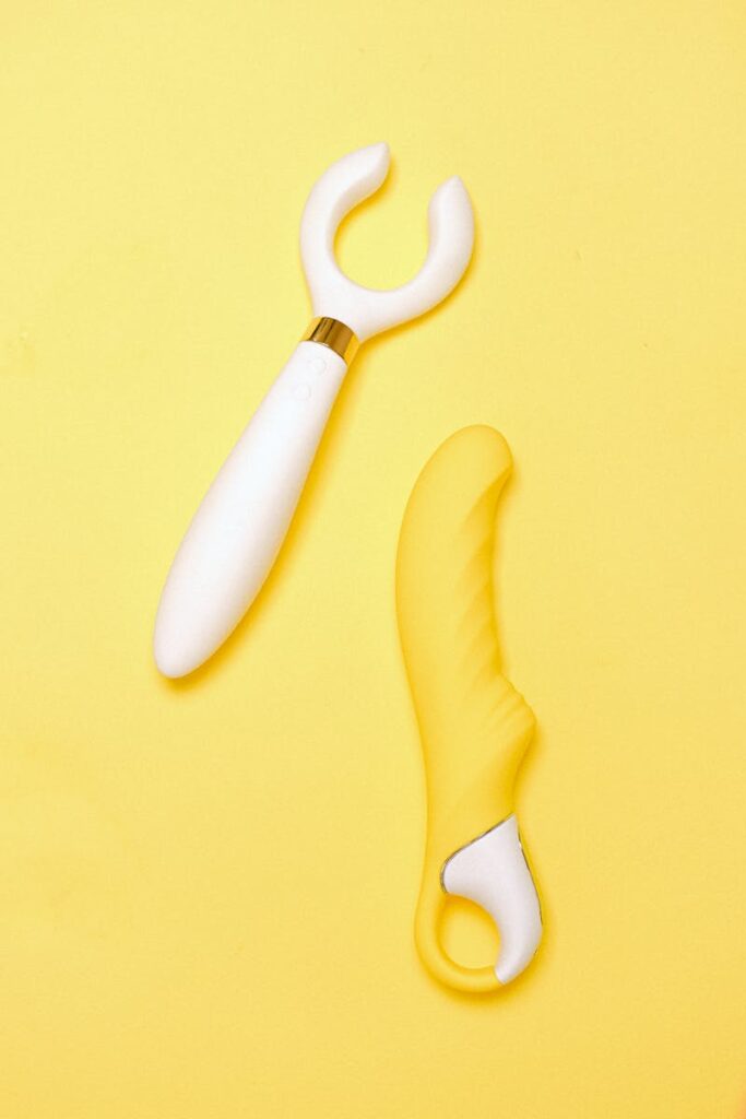 Plan lumineux de jouets sexuels en silicone sur fond jaune vibrant.