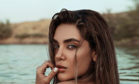 自然の中の静けさ:女性の内省的な瞬間 トルコの湖に浮かぶ女性の魅惑的なポートレート。