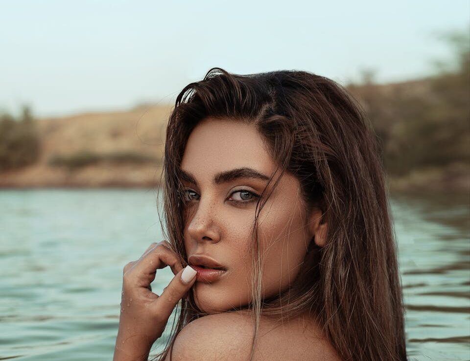 Portrait captivant d'une femme dans un lac turc, mettant en valeur la beauté et la tranquillité.