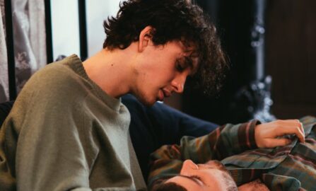 Momenti intimi: Un legame tra due giovani uomini Due uomini condividono un momento di tenerezza in casa, mostrando affetto e calore.