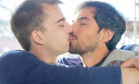 Momento intimo: Due uomini che si scambiano un tenero bacio Un momento d'amore catturato tra due uomini che si baciano, simbolo di affetto e intimità.