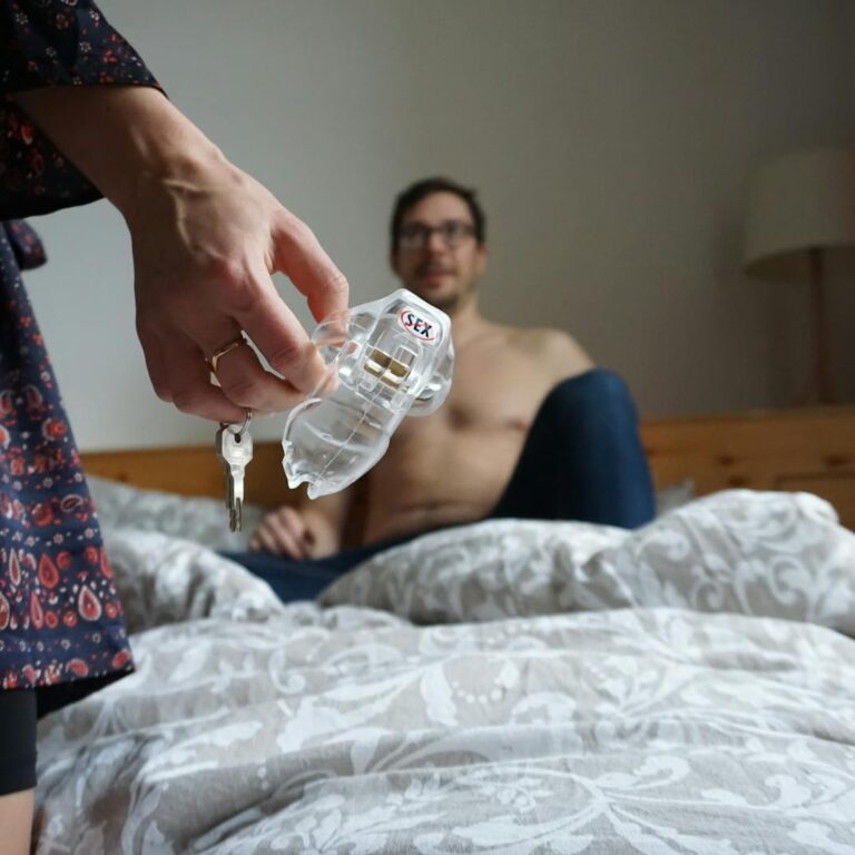 Flirtende legesyge i intime omgivelser i soveværelset Intimt øjeblik i et soveværelse med et par og en klar buranordning.