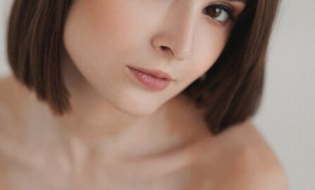 Beauté sereine : Portrait d'une jeune femme Magnifique portrait d'une femme au maquillage naturel et à l'éclairage doux, mettant en valeur l'élégance et la prestance.
