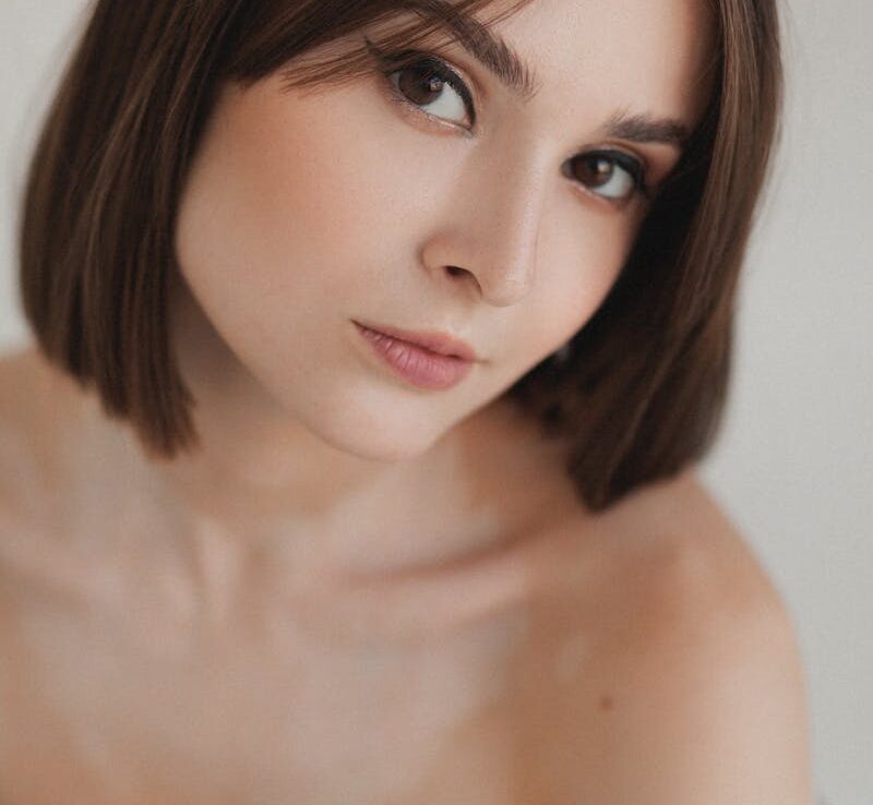 Magnifique portrait d'une femme au maquillage naturel et à l'éclairage doux, mettant en valeur l'élégance et la prestance.