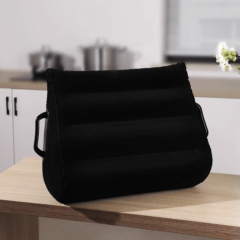 Le coussin de dossier noir élégant améliore le confort dans les cuisines modernes et les espaces de détente polyvalents.