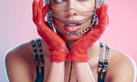 Яростная мода: Элегантность и смелая экспрессия BDSM, фетиш и моды с моделью черная женщина в студии на розовом фоне для бондаж, панк
