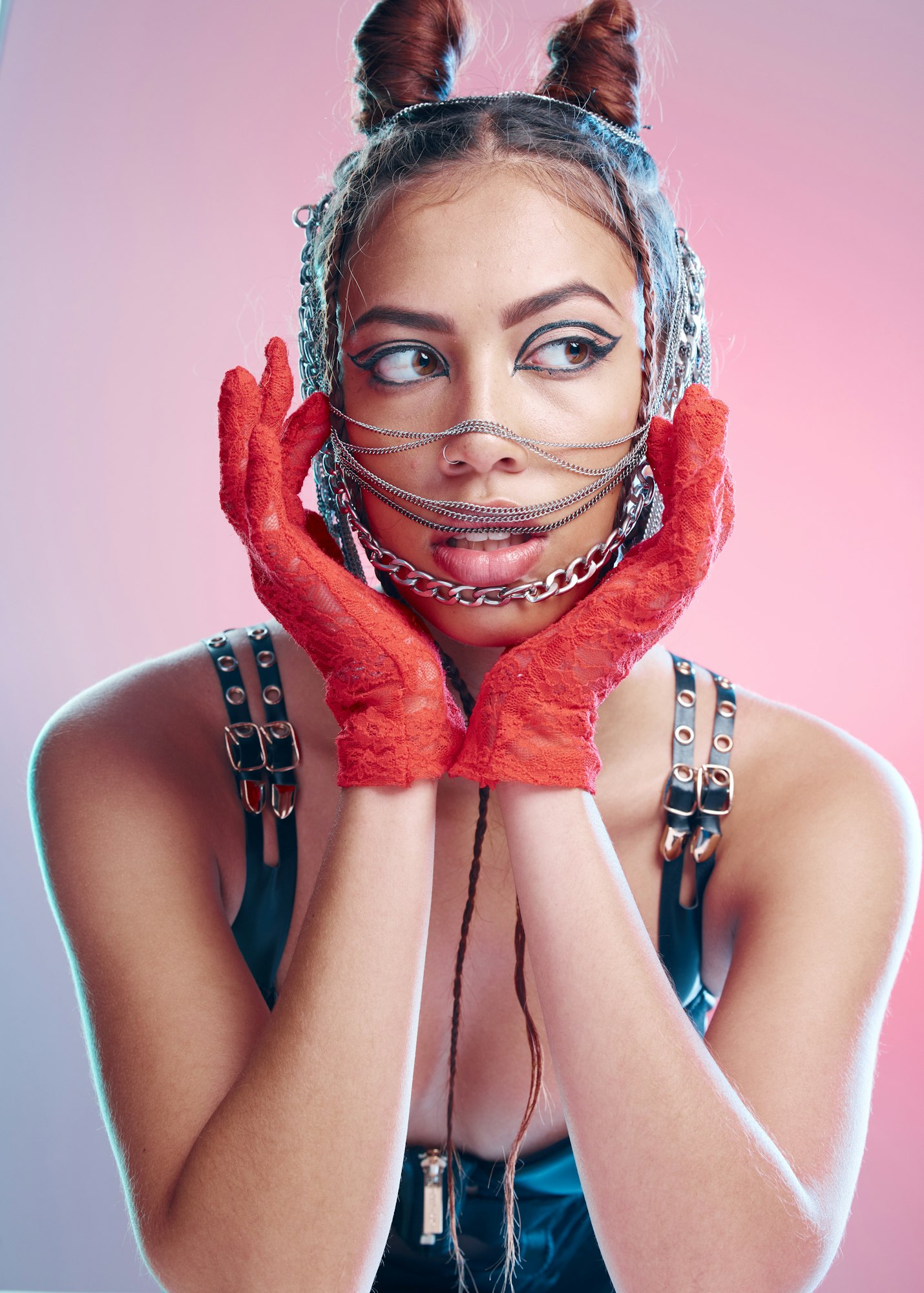 BDSM, fetish e moda con una modella donna nera in studio su uno sfondo rosa per bondage, punk