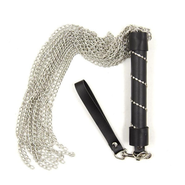 Elegante pega preta com correntes metálicas, perfeita para explorações lúdicas e experiências únicas.