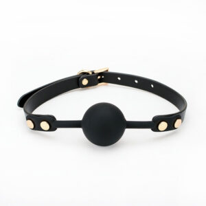 Elegante zwartleren ball gag voor BDSM, met verstelbare bandjes en een gladde comfort bal.