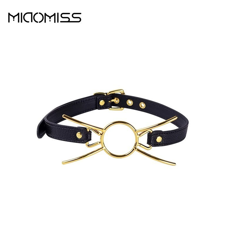 Elegante collar gargantilla de cuero negro con detalles dorados para una elección de accesorios elegante y atrevida.