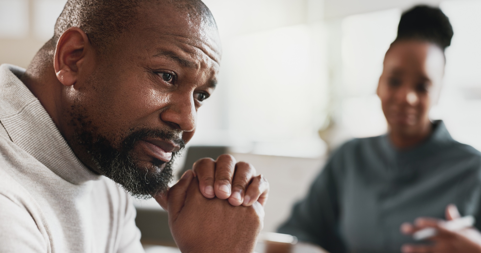 Uomo nero, stress o sessione di terapia con terapeuta per ansia, aiuto o salute mentale all'appuntamento