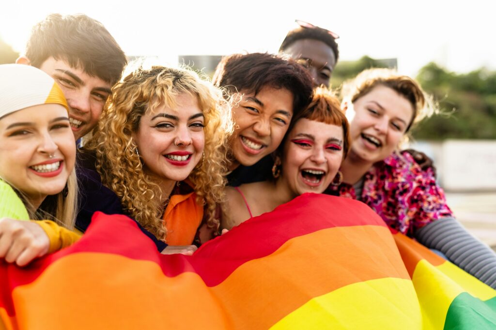 Vielfältige junge Freunde feiern das Gay Pride Festival - Konzept der LGBTQ-Gemeinschaft