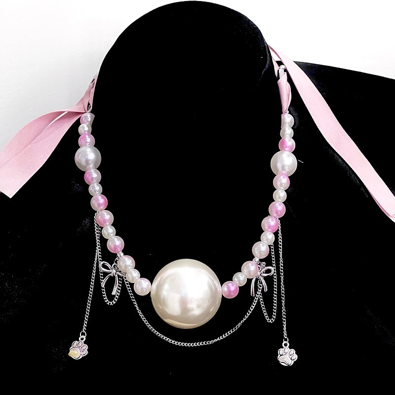 Elegante collana di perle con perline e ciondoli vivaci, perfetta per aggiungere una giocosa raffinatezza a qualsiasi abbigliamento.