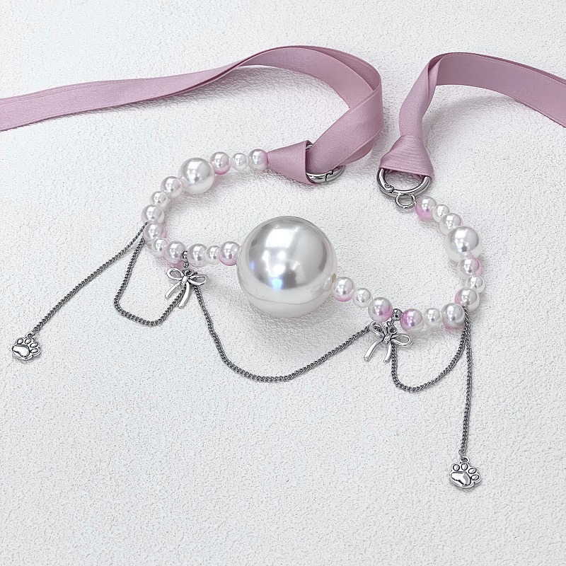 Elegante collana di perle con ciondoli, perfetta per aggiungere estrosità a qualsiasi abbigliamento.