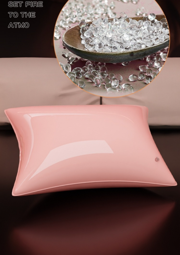 Das glänzende rosa Kissen mit glitzernden Perlen schafft eine gemütliche, einladende Atmosphäre zum Entspannen.