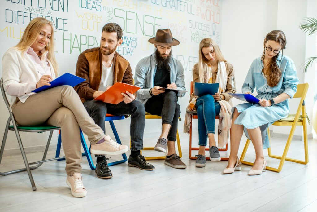 Groep mensen tijdens de psychologische therapie binnen