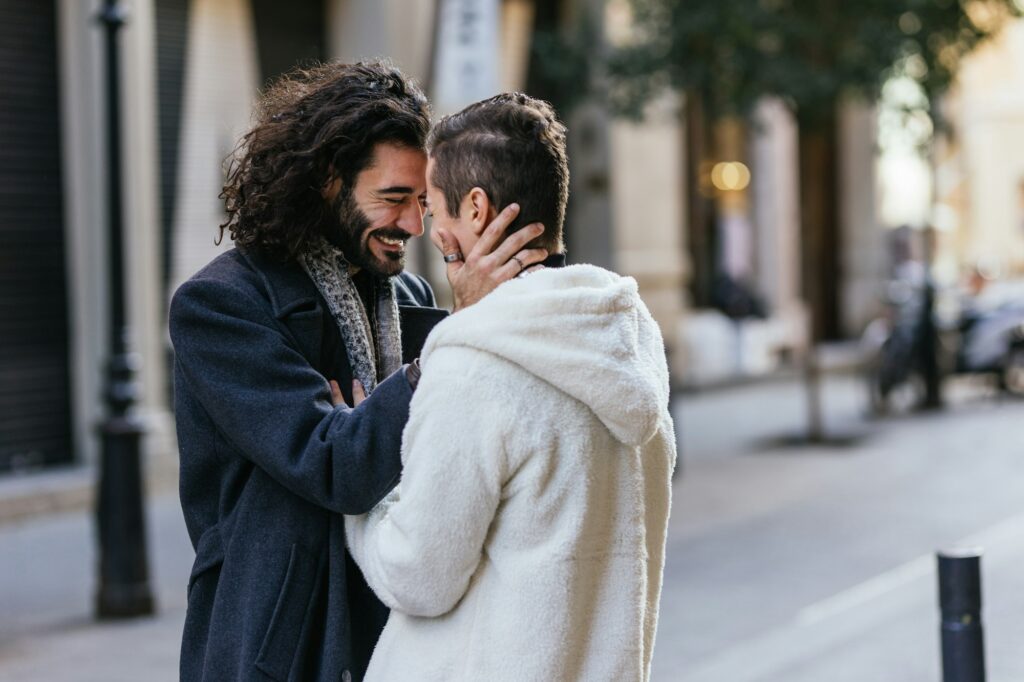 Gelukkig verliefd homostel dat glimlacht.