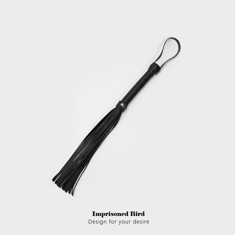 Elegante flogger llamado Imprisoned Bird, perfecto para explorar la intimidad y el deseo.