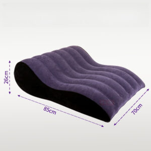 Elegante tumbona hinchable de color morado intenso, perfecta para relajarse y decorar exteriores modernos.