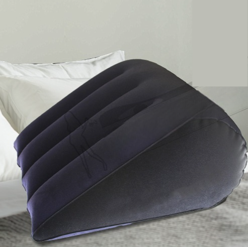 Moderna almohada hinchable azul marino para mayor comodidad, apoyo y relajación en la cama o de viaje.