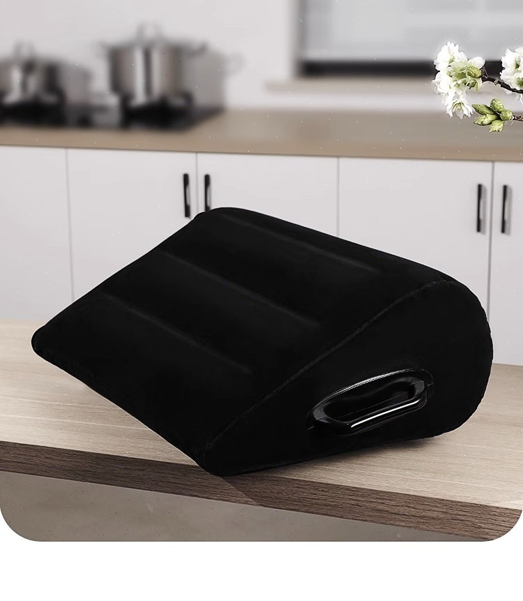 Elegante cuscino a cuneo nero per un supporto ergonomico in un ambiente di cucina moderno.