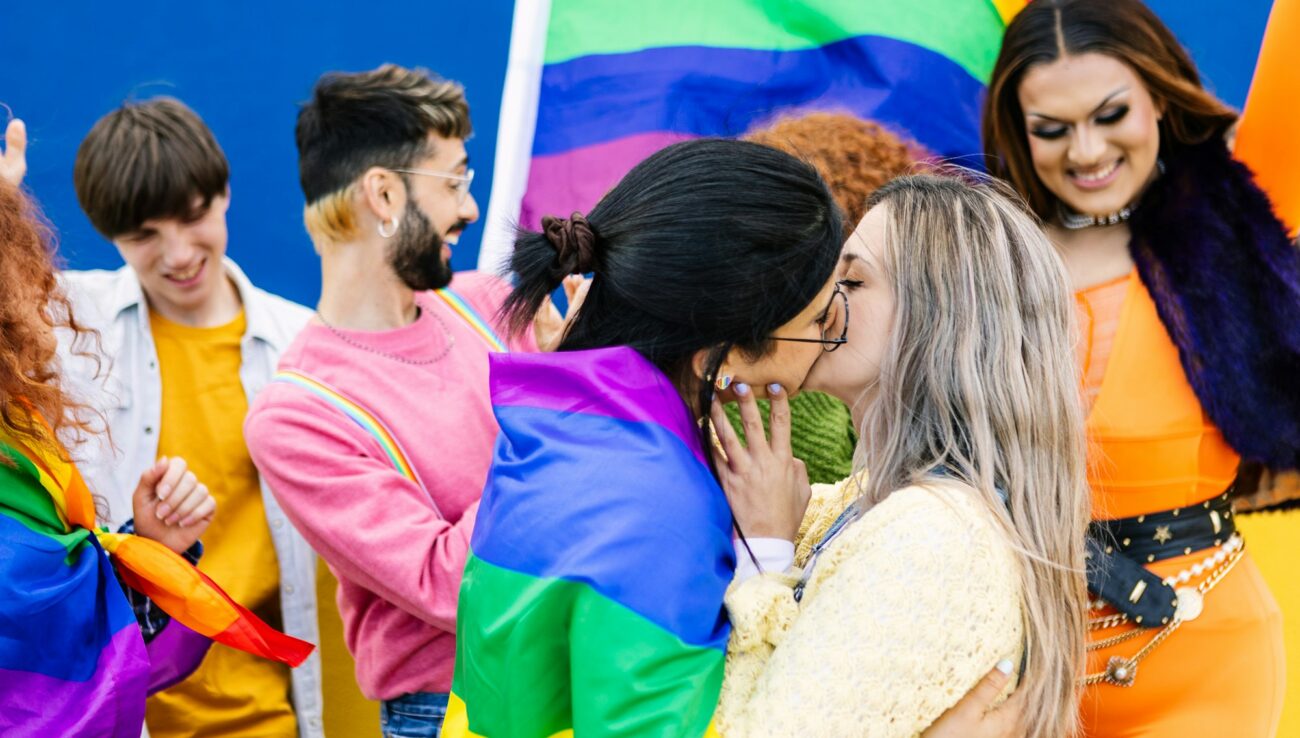 Menschen aus der LGBTQ-Gemeinschaft mit Regenbogenfahne feiern den Tag des Gay Pride Festivals.