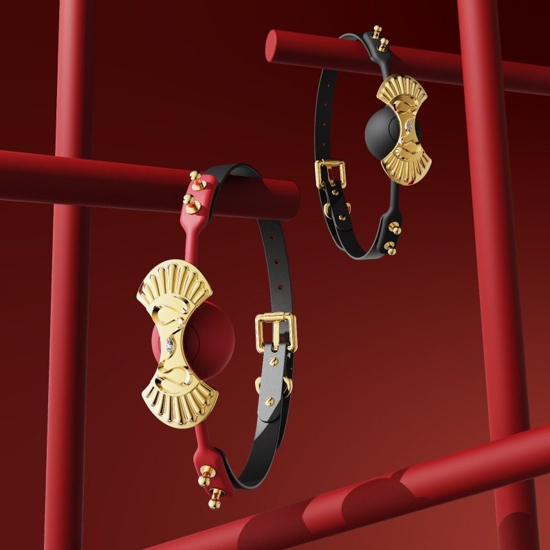 Elegantes pulseras de lujo rojas y negras con detalles dorados sobre un rico fondo.