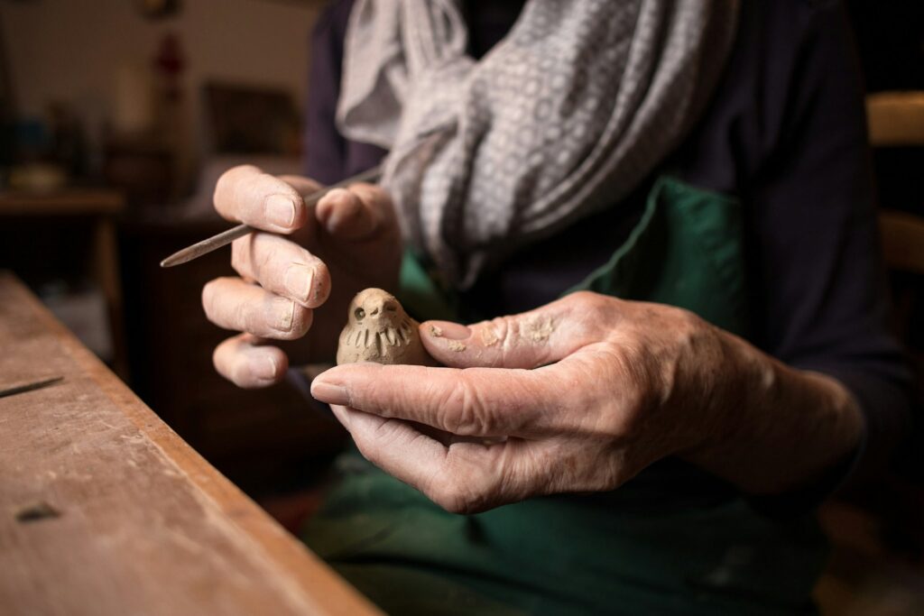 人抱鸟木制工艺品