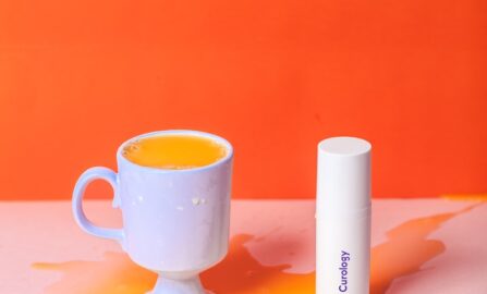 Игривый уход за собой: Гармония яркой чашки и ухода за кожей белая керамическая кружка