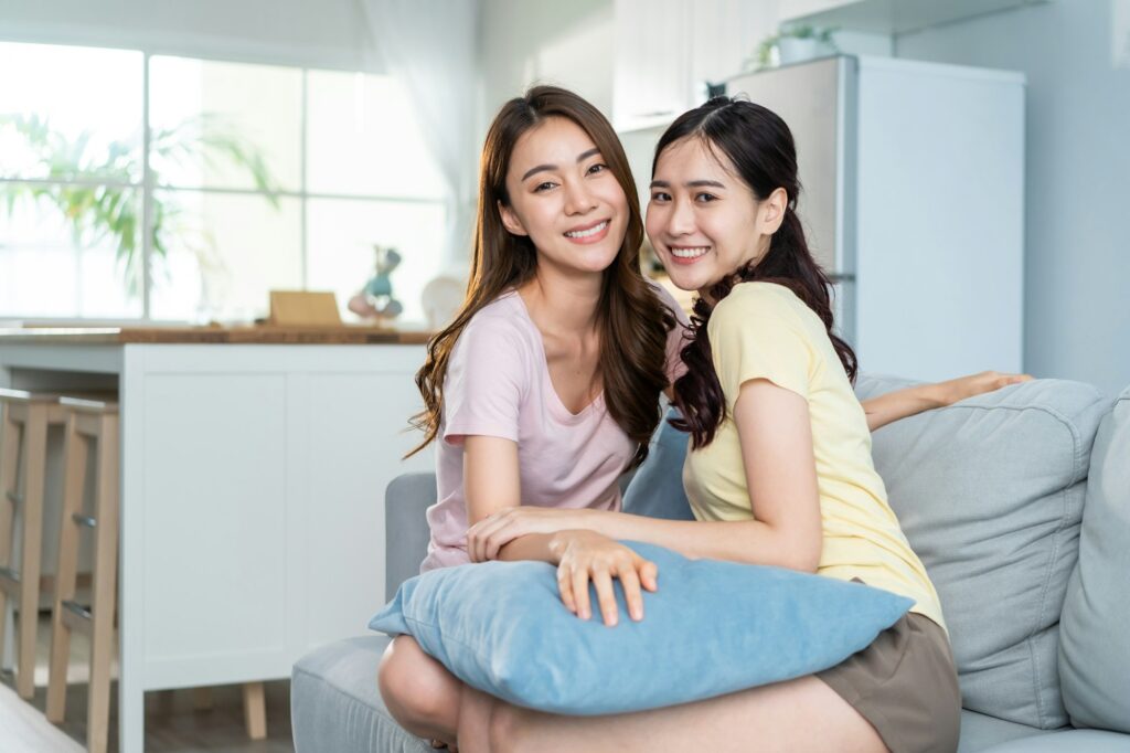 Retrato de asiática hermosa mujer lesbiana pareja sonrisa, mira a la cámara.