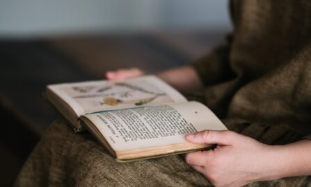 Mysig läsning: En ung människas flykt in i litteraturen kvinna läser bok