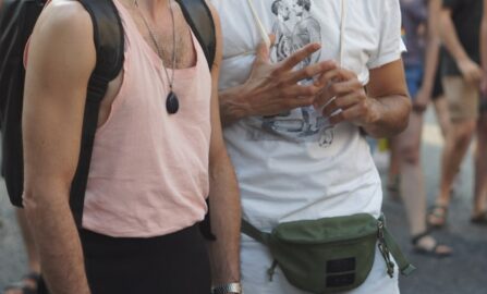 Protesta vibrante: Unità nella diversità e attivismo uomo in canottiera bianca e canottiera nera