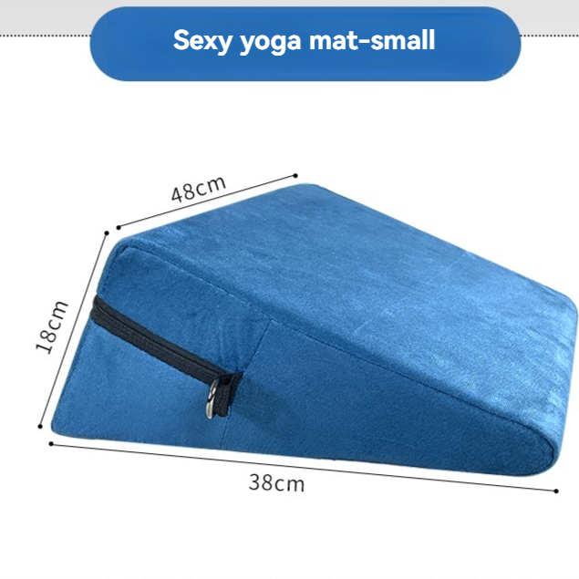 Esterilla de yoga triangular de color azul vibrante con cremallera para guardarla y que resulte cómoda durante las prácticas de yoga.