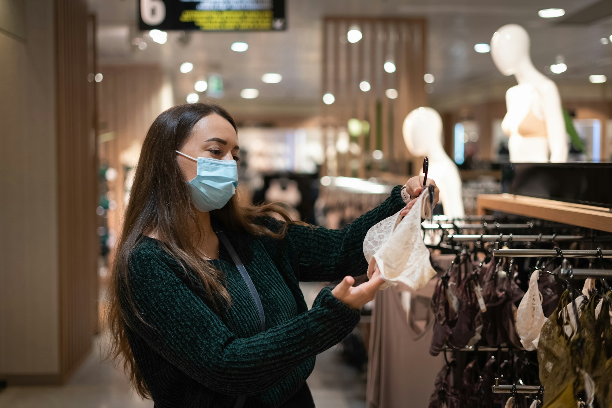 Kobieta wybierająca bieliznę w centrum handlowym
