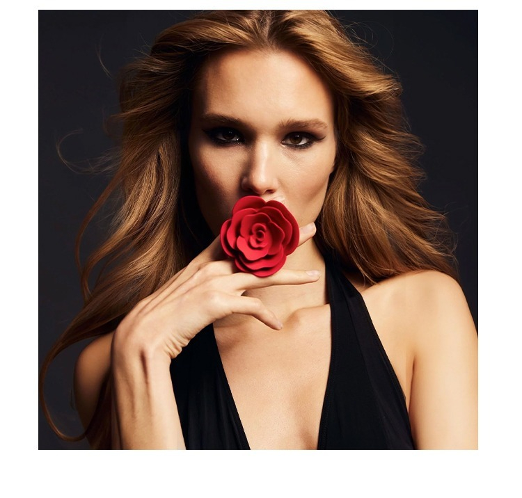 Mujer segura de sí misma con una rosa roja, mostrando la belleza y el encanto de la fotografía de moda.