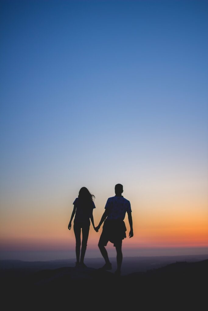 uomo e donna che si tengono per mano in fotografia silhouette