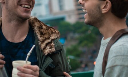 Momenti di gioia tra amici in città una coppia di uomini in piedi uno accanto all'altro