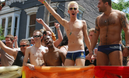 Firade mångfalden i Albany Gay Pride Parade 2009 Glada deltagare firar mångfald och gemenskap i 2009 års Gay Pride-parad i Albany, som förkroppsligar andan av kärlek och acceptans.