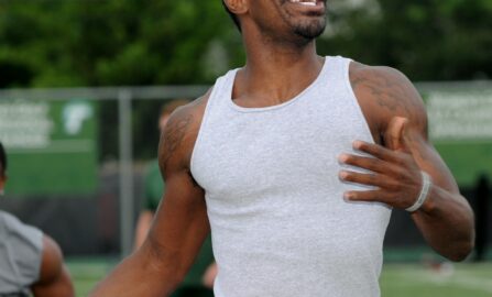 Randall Gay emana energia e lavoro di squadra mentre si allena sul campo, mettendo in mostra il suo atletismo in un abbigliamento vivace.
