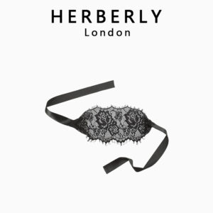 Elegant øjenmaske i sort blonde fra HERBERLY London, perfekt til sofistikerede lingerielskere.