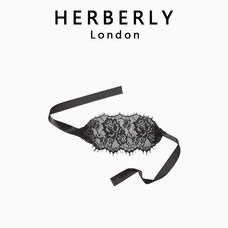 Elegant zwart kanten oogmasker van HERBERLY London, perfect voor verfijnde lingerieliefhebbers.