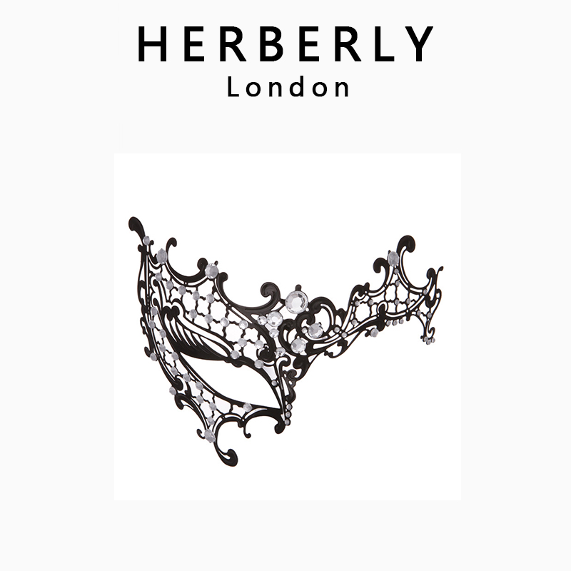 Elegante máscara de mascarada de encaje negro de Herberly London, adornada con pedrería para un look glamuroso.