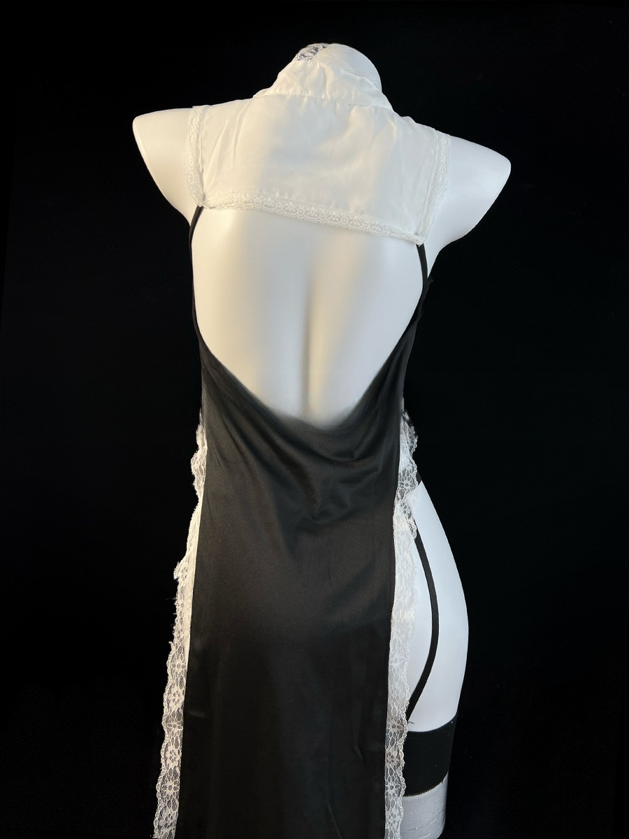 Elegante vestido lencero vintage negro con cuello de encaje y acabado satinado para ocasiones íntimas.